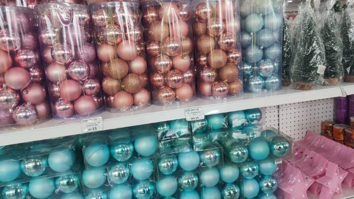 Maturineses comienzan a buscar adornos para decorar arbolitos navideños