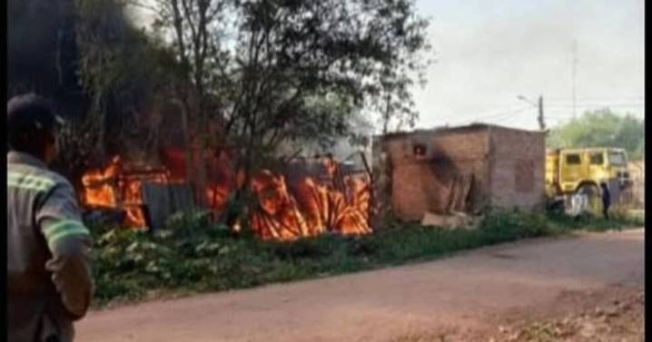 Al menos dos casas consumidas por incendio