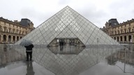 Así fue el robo en el Museo del Louvre de París: siete minutos, cuatro ladrones y una escalera para llevarse joyas de la Corona