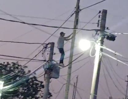 La Rioja: joven de 22 años se subió a los cables en el barrio Islas Malvinas y amenazó con tirarse