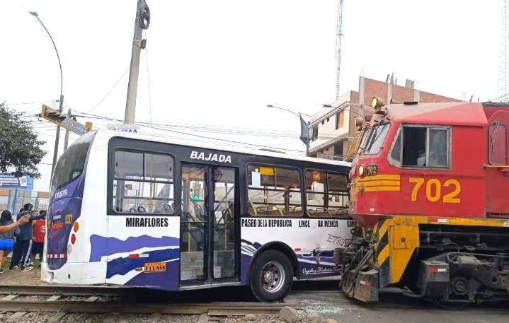 ATU sancionará a chofer y empresa por accidente entre tren y bus