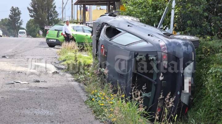 Vuelca vehículo en la Vía Corta a Puebla; conductora se da a la fuga