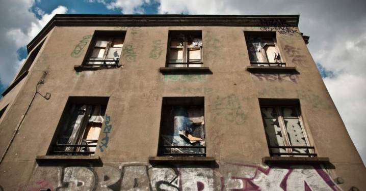 ¿Se puede vender una vivienda ocupada?: qué dice la ley en España