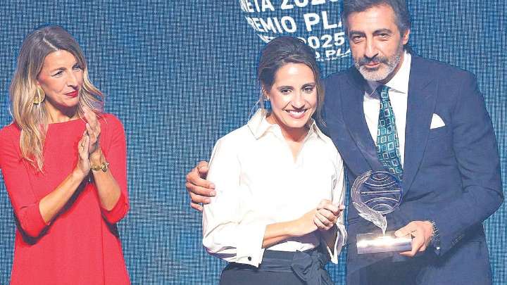 La gallega Ángela Banzas, finalista del Premio Planeta 2025 que gana el mediático Juan del Val