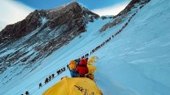 Crisis climática: centenares de montañistas atrapados por nevada en el Everest