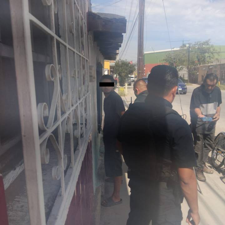 Veterinarios del DABA intentan salvar a un perro que fue estrangulado por un hombre en La Chaveña