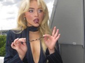 La estrategia de Sabrina Carpenter para vender más entradas: "mete presos" a los famosos en pleno show