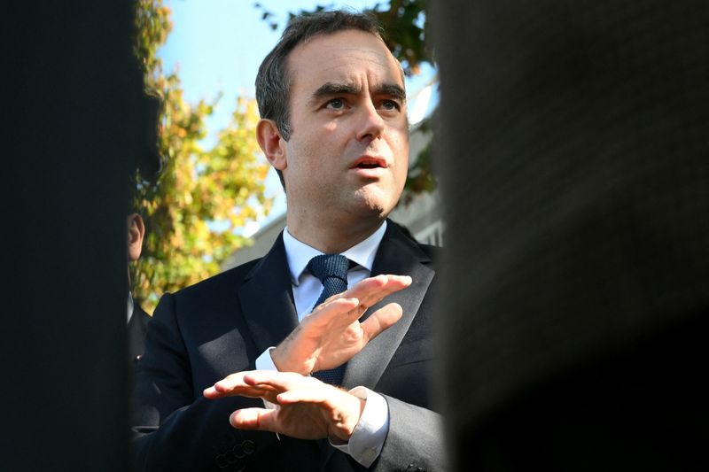 French PM urges end to 'ridiculous spectacle' as budget deadline looms