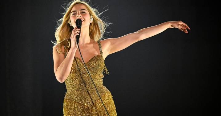 Addison Rae’s Gold Dress for Jimmy Fallon Show Is a Masterclass in Fringe Fashion