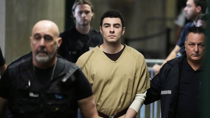 Luigi Mangione's lawyers seek dismissal of federal charges