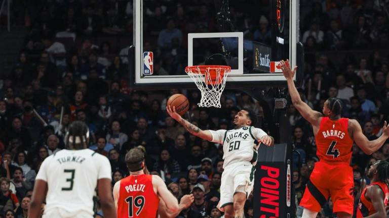 Giannis arruina el debut de Ingram en Toronto y los Bucks siguen invictos