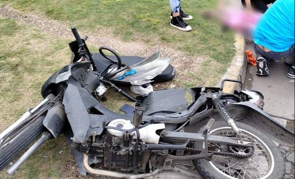 Fuerte choque en Camino Centenario: una motociclista herida tras impactar contra una camioneta