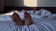 Dormir con las piernas en alto no basta: el truco para que los mayores de 65 años no tengan los pies hinchados