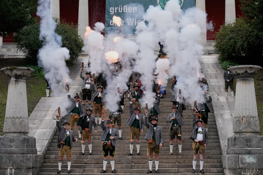 Concluye feria cervecera Oktoberfest en Alemania, con tradicional saludo bávaro