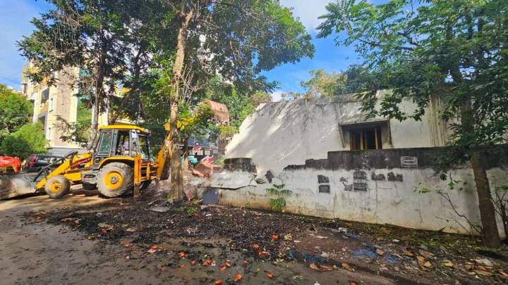 HYDRAA reclaims land from encroachers in Pocharam, Kondapur