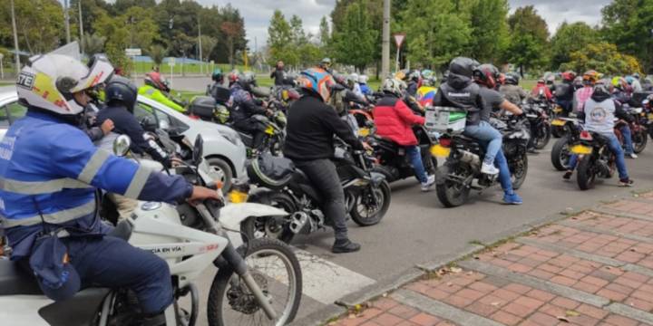 EN VIVO Paro de moteros por restricciones de parrilleros en el puente de Halloween por parte de la Secretaria de Movilidad de Bogotá