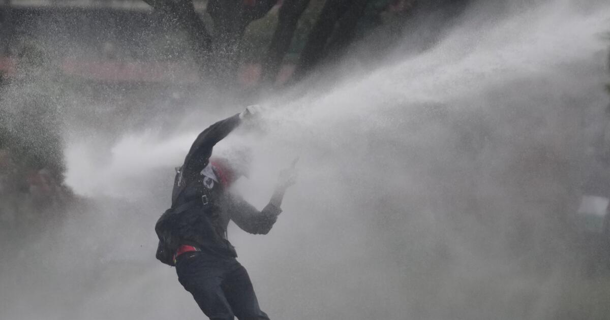 Cuatro policías heridos con flechas durante manifestación alrededor de embajada de EEUU en Bogotá