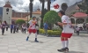 Hermanos “Patadita” cumplieron reto de 3 vueltas olímpicas en la Plaza de Armas de Abancay dominando el balón