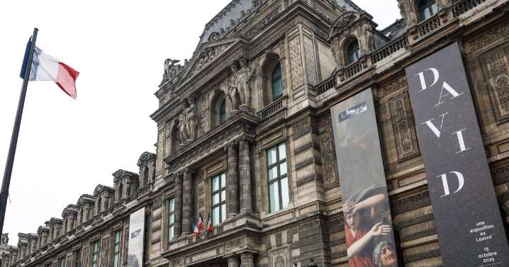El museo del Louvre permanece cerrado tras el sorprendente robo de las joyas de Napoleón, en directo