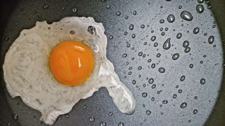 Descubre esta innovadora receta de huevos fritos sobre papel de arroz