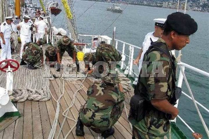 Rescatan a 27 menores  en embarcación en Sinaloa