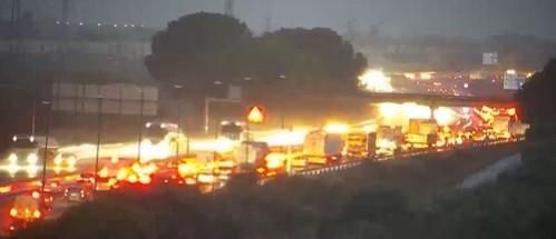 Atasco de un kilómetro en la A-49 sentido Huelva por un choque entre coches con dos heridos