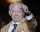 Jerry Jones, propietario de Cowboys se disculpa por gesto obsceno hacia hinchas