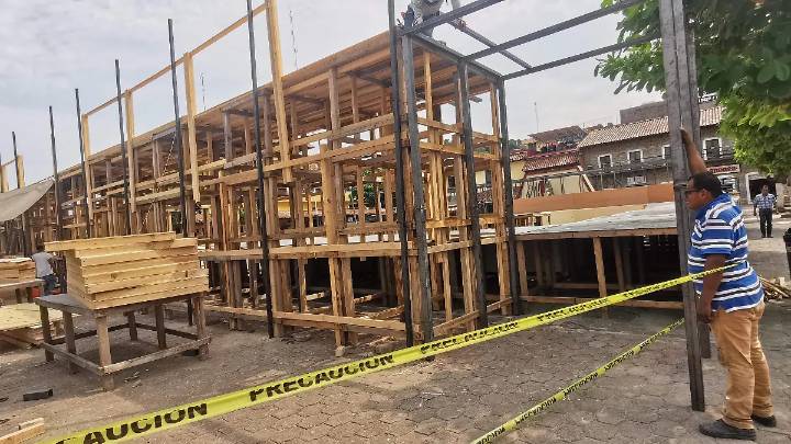 Reciclan material para escenario del Xantolo 2025 en Huejutla