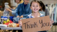 "De nada" o "por nada": cuál es la forma correcta de responder a un "gracias", según la RAE