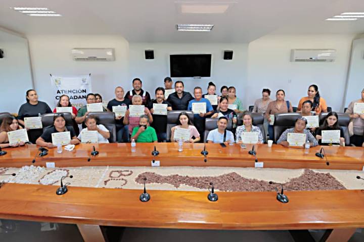 Entregaron más de un millón de pesos en apoyos para salud y educación a 42 familias de Los Cabos