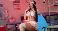 La enfermera más sexy y arrebatadora: Rachel Arderi se alista para Halloween con un look de infarto