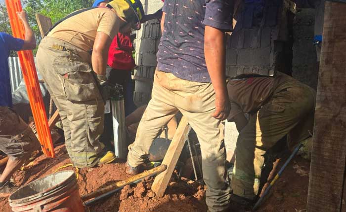 Bomberos laboran en el rescate de un obrero soterrado tras ceder muro en colonia capitalina
