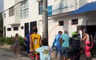 Muere carnicero electrocutado en Pescaíto y compañeros lo llevan cargado ante ausencia de ambulancias