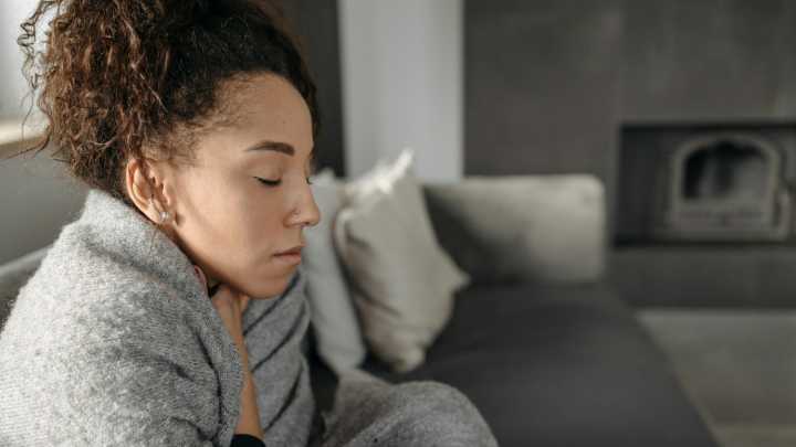 Bajan las temperaturas y la garganta lo nota: cómo evitar y aliviar el dolor