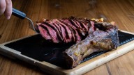 Un hombre revela que no hizo la cena a su familia porque quería la carne "muy hecha" y las redes estallan
