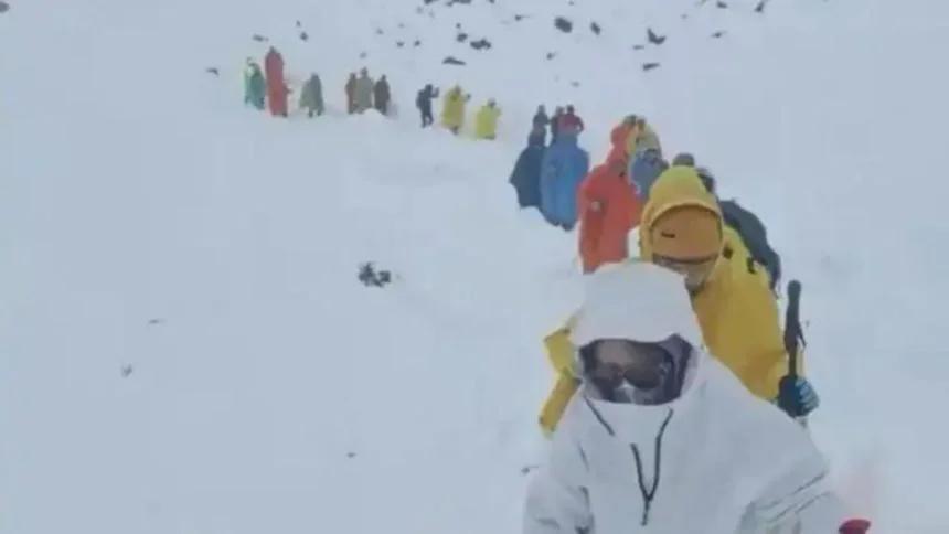 Rescatan a más de 350 senderistas atrapados por una inesperada tormenta de nieve en el Everest