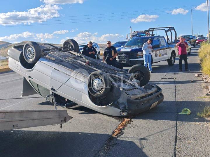 Conductor vuelca su vehículo tras maniobra evasiva en el Periférico de la Juventud