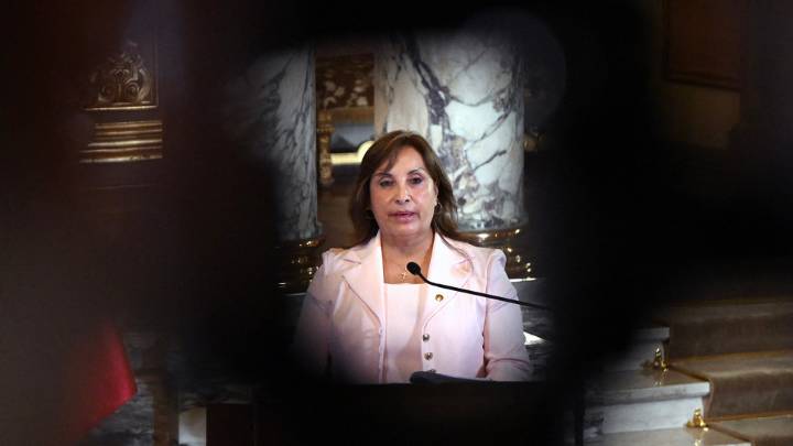 La fiscalía de Perú pide prohibir la salida del país a Dina Boluarte