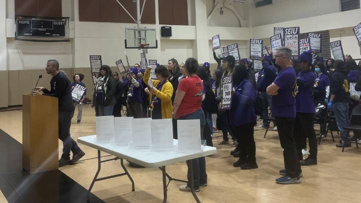Classified staff in Oakland demand higher pay