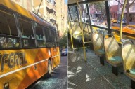 A lo Relatos Salvajes: destrozó el colectivo porque no le dejaron pagar en efectivo