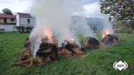 En este estado quedó una finca de Aveno, en Siero, tras declararse un incendio en un cobertizo que albergaba bolos de hierba