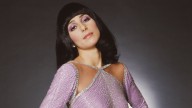 El fleco de Cher de los 70 regresa en 2025