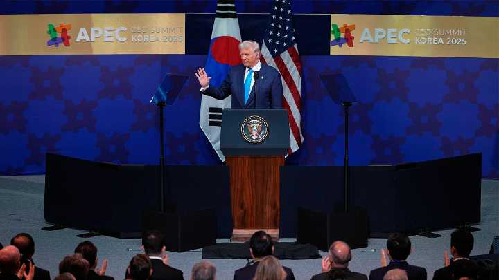 Trump meets South Korean president in Gyeongju seeking investments