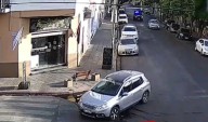 Se durmió manejando, huyó de la policía y causó daños en una camioneta