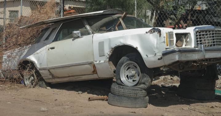 Calles tomadas por autos abandonados, así afectan la imagen urbana