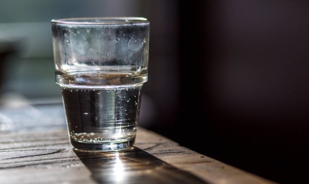 Nueva ley obligará a restaurantes y supermercados a brindar un litro de agua gratis a los clientes