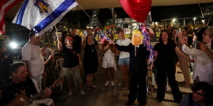 Multitudes celebraron en la Plaza de los Rehenes de Tel Aviv el acuerdo de alto el fuego en Gaza