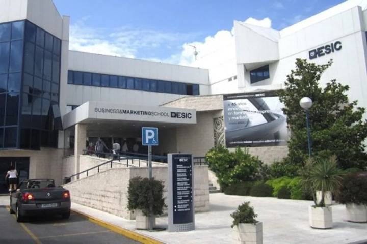 Pedro Sánchez envía a su hija a una universidad de pago católica en plena ofensiva del Gobierno contra la educación privada