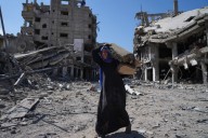 Thousands of Palestinians return to what remains of their homes as Gaza ceasefire takes effect