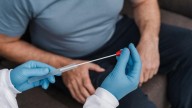 Así es el sencillo test que deben hacerse todos los mayores de 50 años para detectar el cáncer de colon